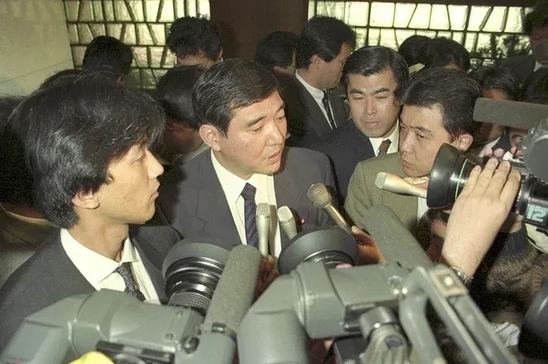 Ishiba in 1993, announcing his resignation from the LDP (source: Yomiuri Shimbun)